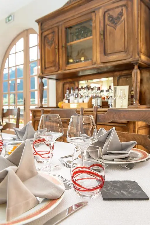 Logis Hotel Restaurant Du Pont Ambialet
