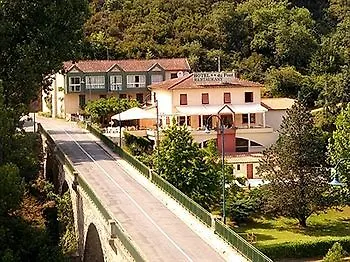 Logis Hotel Restaurant Du Pont アンビアレ