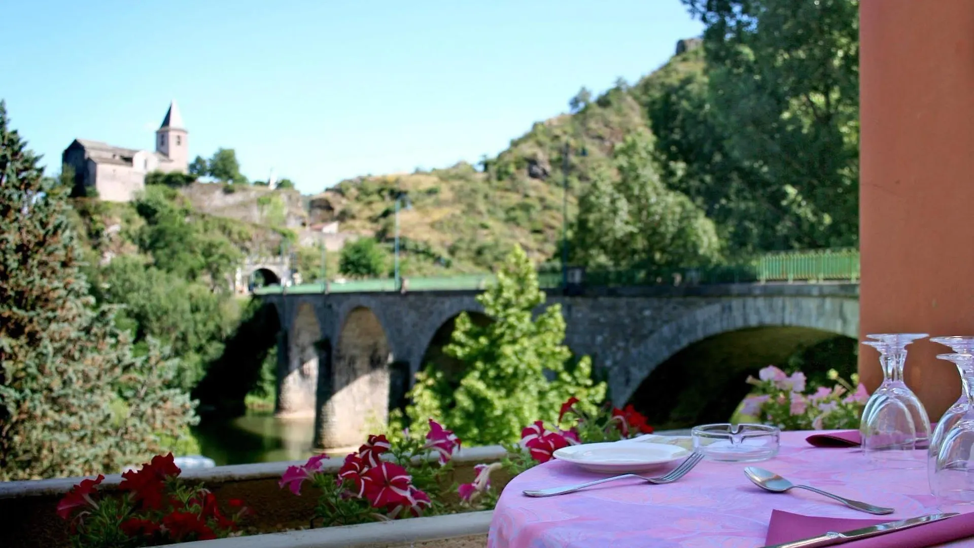 Logis Hotel Restaurant Du Pont Ambialet
